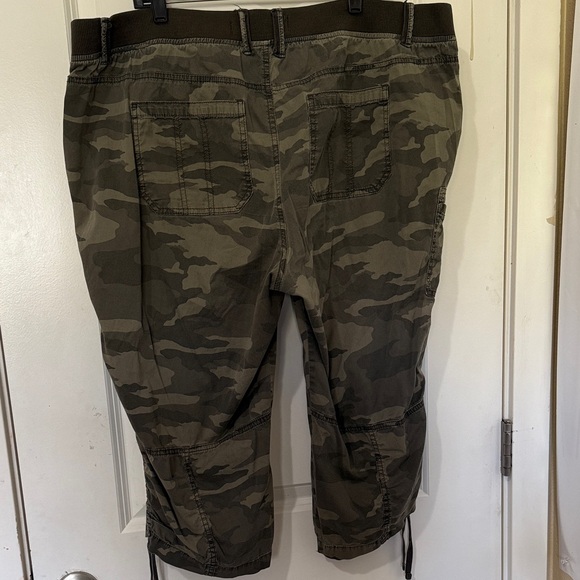 Women Camouflage Cargo Capri Pants - Picture 6 of 8